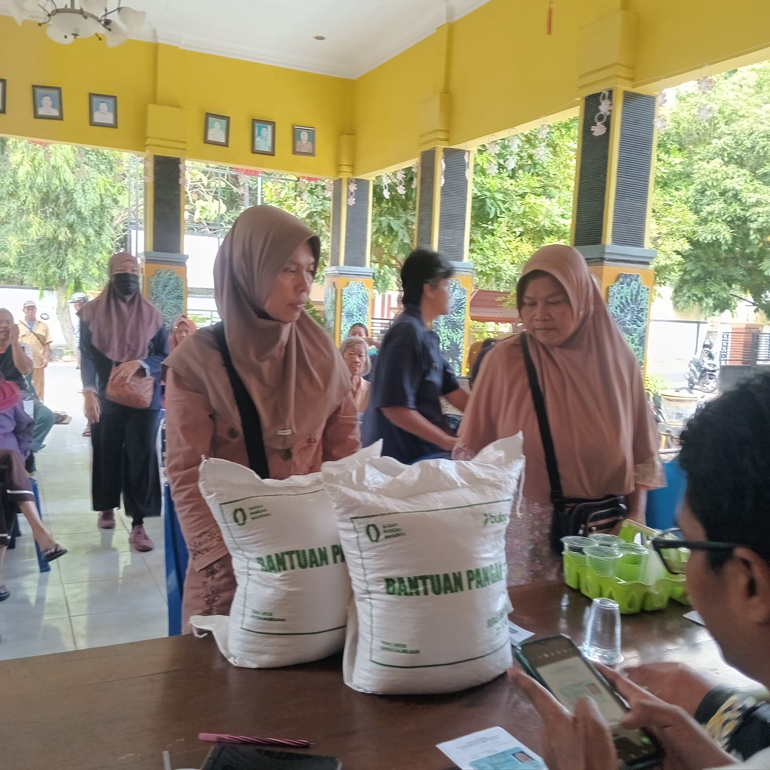 PENYALURAN BANTUAN PANGAN BERAS ALOKASI JULI-SEPTEMBER 2026 DI KELURAHAN RONGGOMULYO BERJALAN LANCAR
